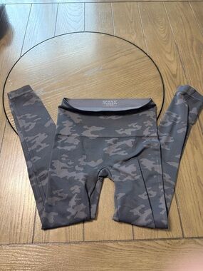 SPANX Women’s Gray Camo Leggings. Size L. Like New!!